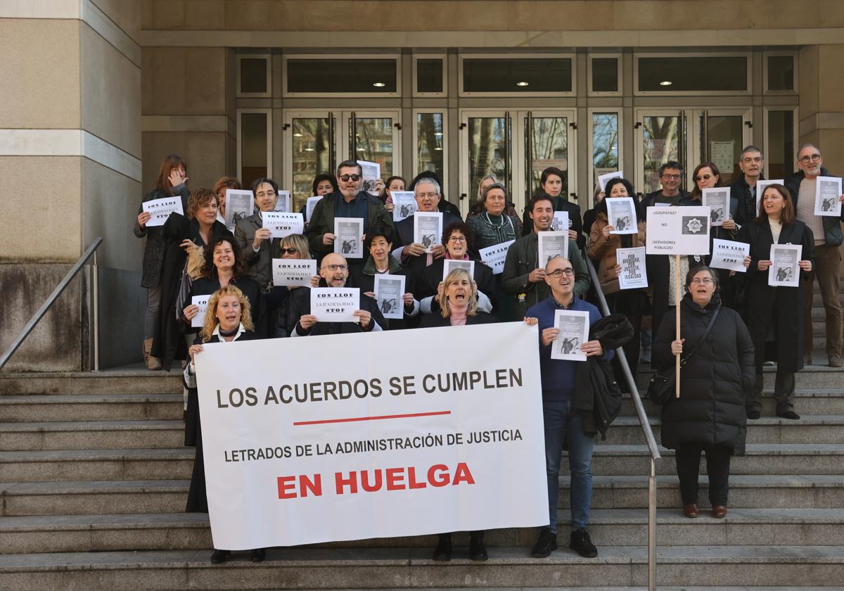 La Huelga De Letrados De Justicia Bloquea Ya Millones De Euros En